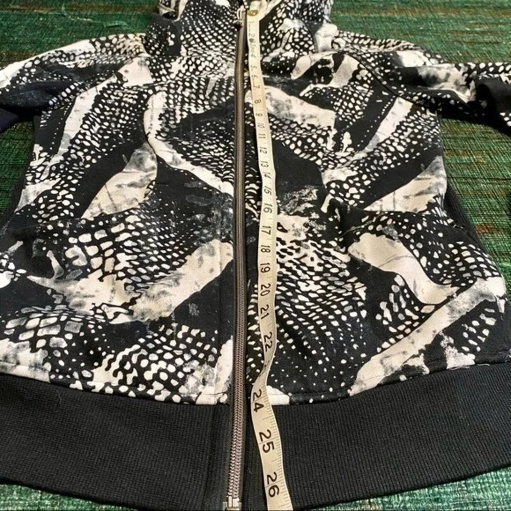 NWOT Lululemon graphic high‎ neck hoodie jacket.